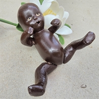 baby-keramikdukke-møoerkhudet-gammelt-legetoej